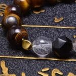 Bracelet œil de Tigre avec Cristal Gravé en Cuir élégant