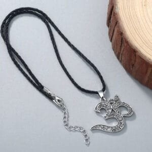 Collier Ohm Vintage en Cuivre Argenté élégance et Spiritualité