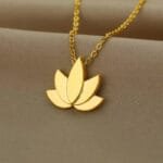 Collier Pendentif Fleur de Lotus élégant en Relief de 45 Cm