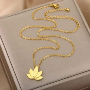 Collier Pendentif Fleur de Lotus élégant en Relief de 45 Cm